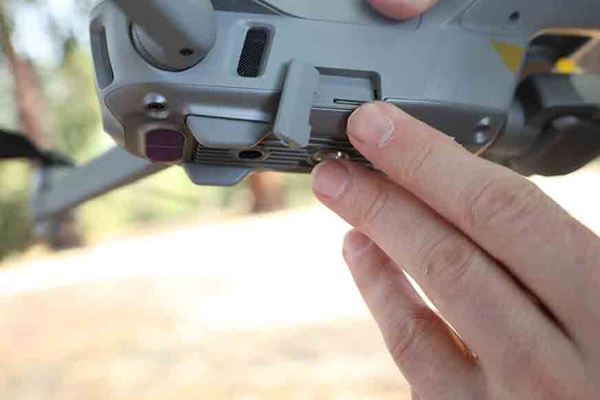 Der Speicherkartenslot der DJI Air 2S